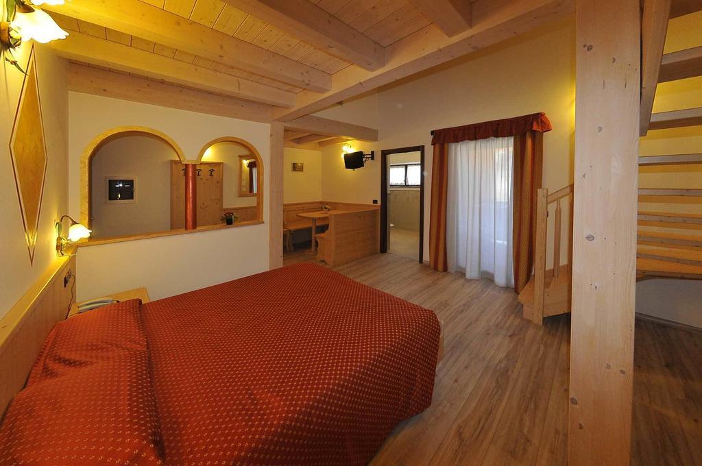 Albergo Alla Comparsa Baselga di Pine Room photo